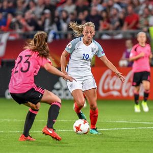 토니 더건이 UEFA 여자 유로 2017에서 잉글랜드를 위해 뛰는 모습