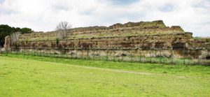 아쿠아 마르시아(기원전 140년)의 석조 아치와 수로 위에 놓인 아쿠아 테풀라(기원전 125년, 작은 벽돌 유적)와 아쿠아 율리아(기원전 33년, 벽돌 구조물). 로마베키아 근처 비아 레모니아 소재.