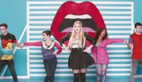 거대한 입술 쌍에 둘러싸인 다섯 명이 춤을 춥니다.