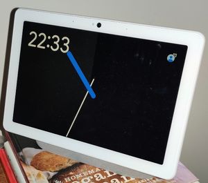 시계 화면 보호기를 표시하는 카메라가 있는 네스트 허브 맥스