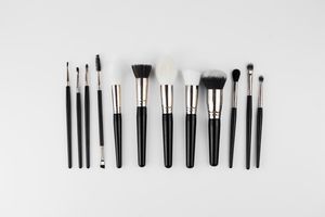 다양한 화장품과 메이크업 브러쉬