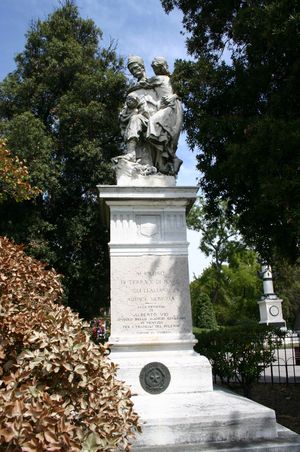 바다와 육군 군인 기념비, 1882년의 대재해 당시 육군의 지원을 기념하기 위해 아우구스토 벤베누티가 조각함 (비엔날레 정원)