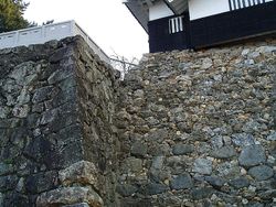 요시다 성의 혼마루 돌담. 왼쪽(마쓰다이라 시대의 돌담) 오른쪽(이케다 시대의 돌담)은 석재 및 쌓는 방식이 다르다.
