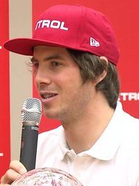 스노보드 선수 잔 코시르 (2015년 사진)는 평행 대회전에서 동메달을 획득하여 올림픽 메달을 세 번째로 획득했다.