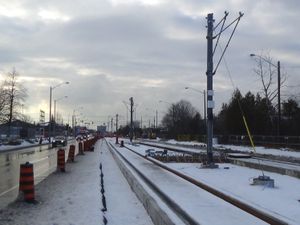 2022년 존 갈랜드 대로의 레일 및 전차선 기둥 설치