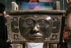 다 허 딩은 인면으로 장식된 상나라 시대 청동 딩 용기로, 1959년 닝샹현 황차이 진 자이산에서 발굴되어 후난성 박물관에 전시되어 있다.