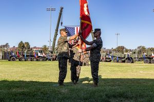 2021년 9월 23일, 전 제1해병원정군 사령관 카르스텐 S. 헤클 중장이 공식 행사에서 I MEF의 지휘권을 조지 W. 스미스 주니어 중장에게 넘겨주고 있다.