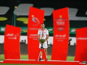 호세이니가 8번째 페르시아 걸프 프로 리그 우승을 축하하고 있다.
