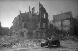 1945년 4월 빈 거리에서 제9근위기계화군의 BA-64