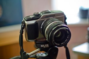 구형 렌즈 OM Zuiko 50mm f/1.8 장착한 올림푸스 PEN E-PL2