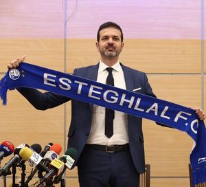 2019년 6월 에스테글랄 스카프를 착용한 스트라마초니