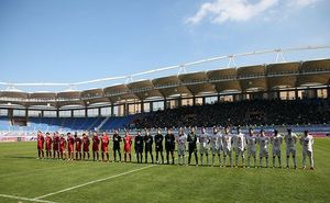 파디데 대 트랙토르 경기. 이맘 레자 스타디움은 2017년 1월에 완공되어 2017년 3월 14일 차하르샨베 수리에 개장했다.