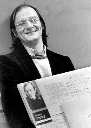 비비에 (), 자신의 오페라 코페르니쿠스(1979) 오케스트라 악보를 들고 있다.