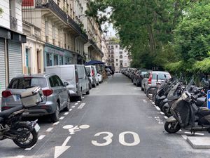 파리의 제네랄-길렘 거리. 왼쪽에서 7번째 문인 22번지는 비비에의 마지막 거주지이자 살해된 장소였다.