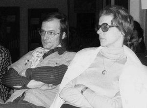 비비에 (왼쪽) 친구 테레즈 데자르댕과 함께 ()