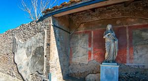 폼페이 에우마키아 건물에 있는 여사제 에우마키아의 조각상