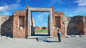 폼페이 에우마키아 건물의 입구