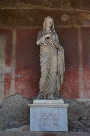 폼페이 건물에 있는 에우마키아 조각상. 받침대에 비문이 새겨져 있다.