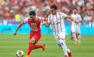 사데그 모하라미가 페르세폴리스에서 뛰고 있다.