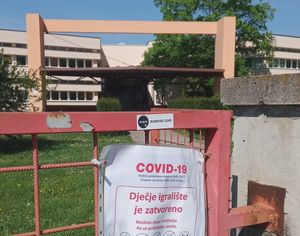 자프레시치 초등학교의 코로나19 경고 표지판