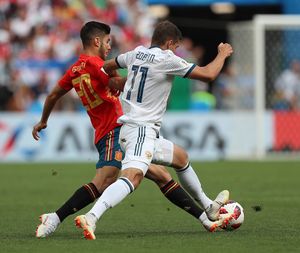 마르코 아센시오 (왼쪽)와 로만 조브닌 (오른쪽)이 공 소유권을 다투고 있다.