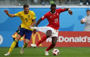 마르쿠스 베리(왼쪽)가 요한 주루(오른쪽)에게 공을 빼앗으려고 시도한다.