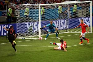 마리오 만주키치(왼쪽)가 크로스를 올리고, 안드레이 크라마리치(오른쪽 화면 밖)는 39분에 동점 골을 넣기 위해 헤딩슛을 시도하고 있다.