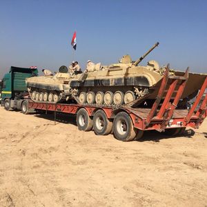 이라크 치안 부대에 의해 전술 집결지까지 수송되는 2대의 BMP-1 보병 전투차 (이라크, 마흐무르 부근에서 2016년 10월 18일 촬영)