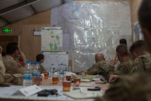 전략에 대해 논의하는 미국 육군과 이라크군의 사령관 (카야라 웨스트 공군 기지에서 2016년 10월 25일 촬영)