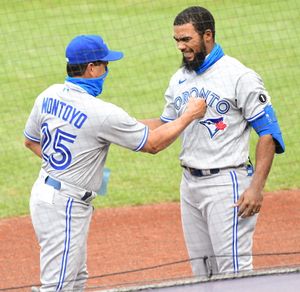 테오스카 에르난데스와 2020년 블루 제이스 감독 찰리 몬토요
