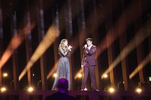 유로비전에서 "Tu canción"을 공연하는 아마이아와 알프레드