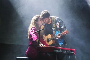 2018년 4월 마드리드에서 열린 유로비전 사전 파티에서 공연하는 아마이아와 알프레드