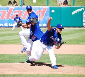 2012년 로스앤젤레스 다저스의 트리플 A 제휴팀인 앨버커키 아이소토프스에서 투구하는 톨러슨