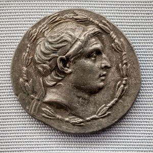 시리아의 데메트리우스 1세, 그는 사칭자에게 군사적 지원을 거부하고 로마로 보냈다.