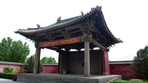 산서성 린펀 야오두 구 우왕 사원(牛王廟) 근처의 원나라 시대 오페라 무대.