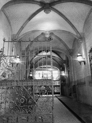 안뜰로 이어지는 아치형 진입로