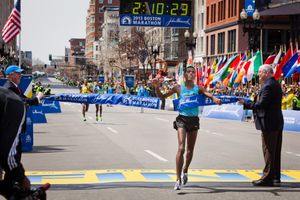 렐리사 데시사가 결승선을 통과하고 있다.