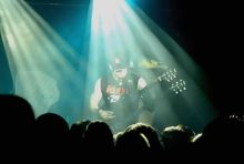 마크 리조(G)가 2007년 더블 넥 기타를 연주하고 있다.