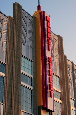 더 우들랜즈의 쇼핑 센터인 마켓 스트리트.