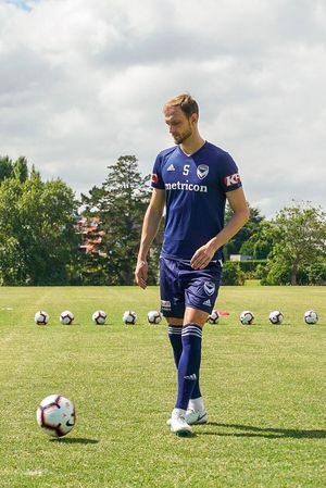 니더마이어가 멜버른 빅토리에서 훈련하고 있다.