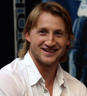 2011년 9월 뉴욕 시의 NHL 스토어에서 언론 인터뷰를 하는 스탬코스