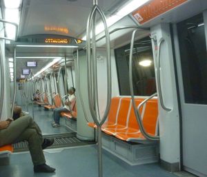 S/300 차량의 내부 모습. LED 화면의 화살표는 오타비아노 역에서 오른쪽 출입문이 열릴 것임을 알려준다.