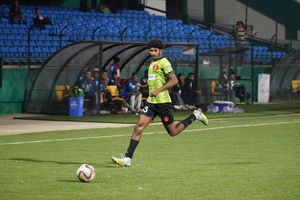 2023–24 I-리그 시즌 I-리그 경기 중 원정 유니폼(녹색)을 입은 고쿨람 케랄라의 무함마드 사히프