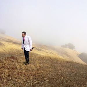 2014년 7월 11일 마운트 타말파이스에서 결혼식 목사로 봉사하는 발로