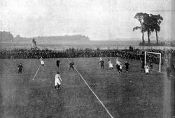 프래턴 파크에서 열린 포츠머스 대 라이드 경기, 1899년. 노스 테라스와 밀턴 엔드