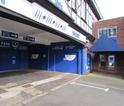 프로그모어 로드 파빌리온의 사우스 스탠드 서쪽 입구