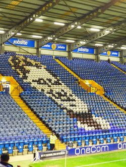 프래턴 엔드. 전 선수 겸 감독인 지미 디킨슨을 기리는 좌석 디자인.