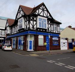 프로그모어 로드 44번지에 위치한 "폼페이" 펍. 이전 펍의 간판은 현재 프래턴 엔드 스탠드의 뒤편에 걸려 있다.