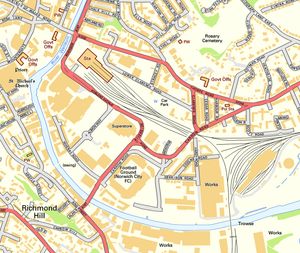 캐로 로드와 웬섬 강으로 둘러싸인 경기장