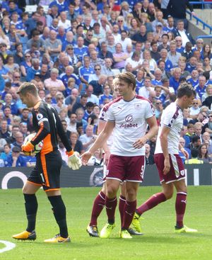 2017년 번리에서 뛰고 있는 타코우스키 (가운데)